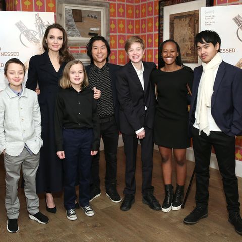 Angelina Jolie mit ihren Kindern Knox, Vivienne, Pax, Shiloh, Zahara und Maddox
