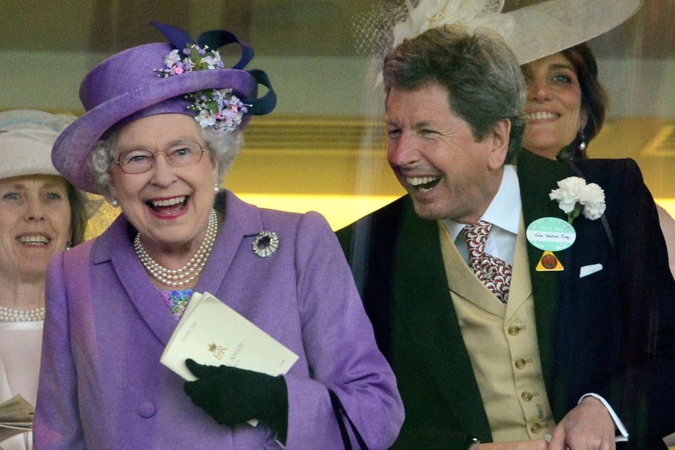 Queen Elizabeth: Queen Elizabeth und der Manager ihres Rennstalls, John Warren Queen Elizabeth und der Manager ihres Rennstalls, John Warren
