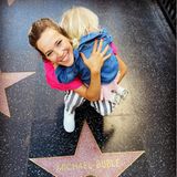 Beim Besuch in Hollywood lässt es sich Luisana Lopilato, hier mit Töchterchen Vida im Arm, nicht entgehen, ein Urlaubsschnappschuss mit ihrem Lieblingsstern zu machen: Der von Ehemann Michael Bublé versteht sich!