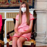 In Sachen Schuhdesignerin teilt Leonor die Vorliebe für Carolina Herrera mit ihrer Schwester, Prinzessin Sofia. Auch sie wählt für die Verleihungen ein beigefarbenes Modell, allerdings keine Pumps, sondern ein Paar Ballerinas mit Strassdetail. Zum rosafarbenen Tweedkleid genau die richtige Wahl.