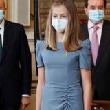 Dieses Kleid gefällt sicher auch ihrer Mutter, Königin Letizia. Bei der Verleihung der Auszeichnungen des Zivilen Verdienstordens anlässlich des 7. Thronjubiläums des Königs in Madrid trägt Prinzessin Leonor ein taubenblaues Kleid mit Puffärmeln und Raffung an der Hüfte der spanischen Marke Vogana. Beigefarbene Pumps von Carolina Herrera runden den Look perfekt ab.