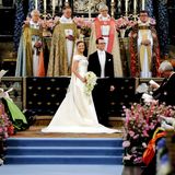 19. Juni 2010  Wie schön strahlt Prinzessin Victoria, als sie ihrem Daniel am Altar in der Stockholmer Nikolaikirche das Ja-Wort gibt. Und dieser Hochzeitstag ist auch ein besonderer, denn Victorias Eltern Königin Silvia und König Carl Gustaf haben ebenfalls am 19. Juni geheiratet, allerdings 1976. 