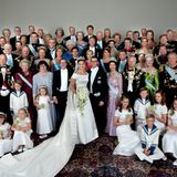 Hochkarätiger konnte es kaum noch werden: Das Gruppenfoto zeigt nicht nur die Familie des glücklichen Brautpaars, sondern auch die vielen hochadeligen Hochzeitsgäste: Die dänische Königsfamilie mit Margrethe, Henrik, Frederik und Mary, die Niederländer, die Spanier, die norwegische Königsfamilie natürlich, die Belgier, Luxemburger, Monegassen-Fürst Albert und sogar das jordanische Königspaar sind unter den Gästen.