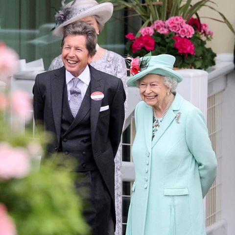 19. Juni 2021  Zusammen mit ihrem Pferde- und Rennzuchtberater John Warren besucht Queen Elizabeth die Rennstrecke in Ascot in ganz ausgelassener Stimmung, obgleich schon befürchtet wurde, sie könnte vielleicht in diesem Jahr überhaupt nicht zu ihrem Lieblingsevent kommen.
