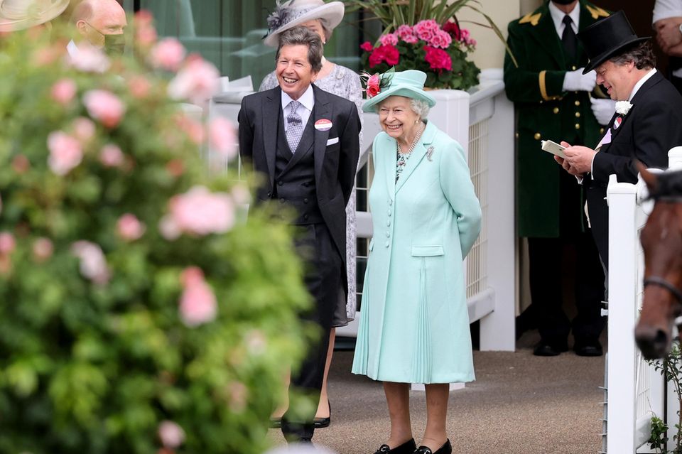 19. Juni 2021  Zusammen mit ihrem Pferde- und Rennzuchtberater John Warren besucht Queen Elizabeth die Rennstrecke in Ascot in ganz ausgelassener Stimmung, obgleich schon befürchtet wurde, sie könnte vielleicht in diesem Jahr überhaupt nicht zu ihrem Lieblingsevent kommen.