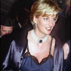 Diese Ohrringe gehörten wohl zu ihren liebsten, zumindest griff Prinzessin Diana immer wieder zu den kostbaren Schmuckstücken. Sie sind Teil eines Sets aus Saphir- und Diamantschmuck und waren ein Hochzeitsgeschenk der saudischen Königsfamilie, die die Schmuckstücke  als Ergänzung zu Dianas Verlobungsring entwarfen.