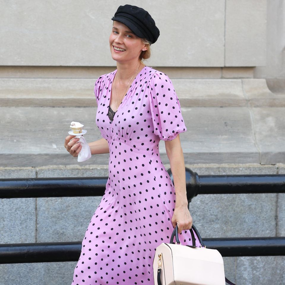 Diane Kruger hat den coolen Style der Französinnen perfekt adaptiert. Zum fliederfarbenen Polka-Dott-Kleid kombiniert sie Booties im Biker-Stil und auf dem Kopf thront eine Flat Cap – alles très chic!