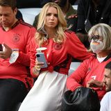 Mit voluminösen Wellen und einem roten Nationaltrikot ist Anika Bissel auf der Tribüne kaum zu übersehen. Die Handballerin des RSV Regenburg ist auch Fußballfan und unterstützt ihren Freund Manuel Neuer.