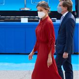 Strammen Schrittes geht Königin Letizia in Richtung Bühne bei den Feierlichkeiten des Schutzpatrons der städtischen Polizei. Im roten Salvatore-Ferragamo-Kleid sieht die Frau von König Felipe zwar umwerfend aus, die roséfarbenen Sling-Pumps geben dem Look aber die nötige Raffinesse. 
