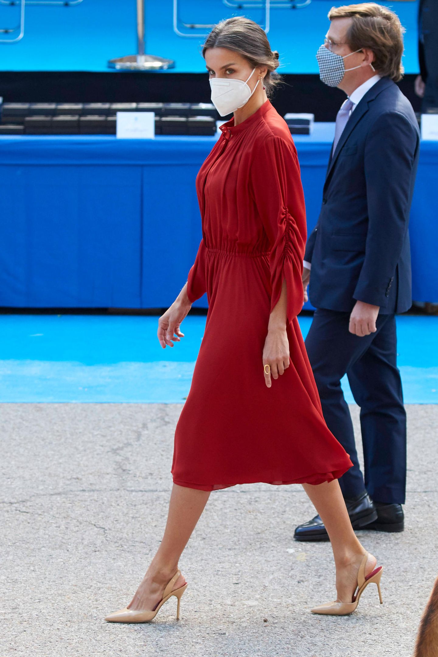 Strammen Schrittes geht Königin Letizia in Richtung Bühne bei den Feierlichkeiten des Schutzpatrons der städtischen Polizei. Im roten Salvatore-Ferragamo-Kleid sieht die Frau von König Felipe zwar umwerfend aus, die roséfarbenen Sling-Pumps geben dem Look aber die nötige Raffinesse. 