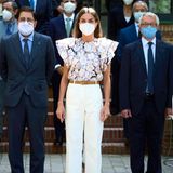 Bei einer Kuratoriumssitzung des Kulturzentrums Residencia de Estudiantes in Madrid setzt Königin Letizia auf einen besonders lässigen Look: eine weiße 7/8-Hose, eine Bluse von Psophia mit ausfallenden Rüschen und beigefarbene Espadrilles-Wedges. So muss ein Sommer-Outfit aussehen!