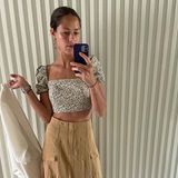 Bei diesem Look ist sich Tennisspielerin Ana Ivanovic unsicher: Soll sie dazu einen Blazer tragen oder nicht? Auf Instagram fragt sie ihre Community um Rat. Die scheint sich ziemlich einig zu sein: Ohne Blazer sieht es besser aus.