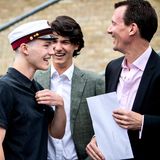 26. Juni 2021  Strahlende Gesichter bei der Schulabschlussfeier im Gammel Hellerup Gymnasium in Kopenhagen: Prinz Felix hat sein Abitur geschafft und alle freuen sich mit dem 18-Jährigen – sein Bruder Prinz Nikolai, seine Mutter Gräfin Alexandra und sein Vater Prinz Joachim, der für den großen Tag extra aus Frankreich anreiste.