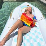 Chelsea Handler genießt den Pride Month ganz entspannt auf ihrer Luftmatratze.