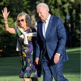 Auch First Lady Dr. Jill Biden ist im Sommerfieber. Bei der Ankunft im Weißen Haus setzt sie auf ein dunkelblaues Minikleid mit Blumen-Print. Erst die Accessoires machen den Look zum Sommer-Klassiker: Sie trägt dazu Wedges mit Schnürbändern und eine Flieger-Sonnenbrille. Ein paar große Armreifen dürfen auch nicht fehlen und ihren Wollpullover trägt sie lässig über der Schulter.