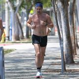 Colin Farrell möchte trotz Sommerhitze nicht auf sein Training verzichten. Der Schauspieler joggt deshalb einfach in knappen Shorts und mit freiem Oberkörper durch die Straßen von Los Angeles. Begleitet wird Colin bei seiner Runde von einem Freund, denn zu zweit macht Sport einfach noch mehr Spaß. 