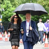 Wenn es um Wimbledon geht, darf eine Tennislegende natürlich nicht fehlen, Boris Becker! Am ersten Spieltag wird Boris mit Freundin Lilian De Carvalho am Arm von Paparazzi in London gesichtet. Das coole Paar ist auf dem Weg in den Croquet Club, um sich dort das erste Match anzuschauen. 