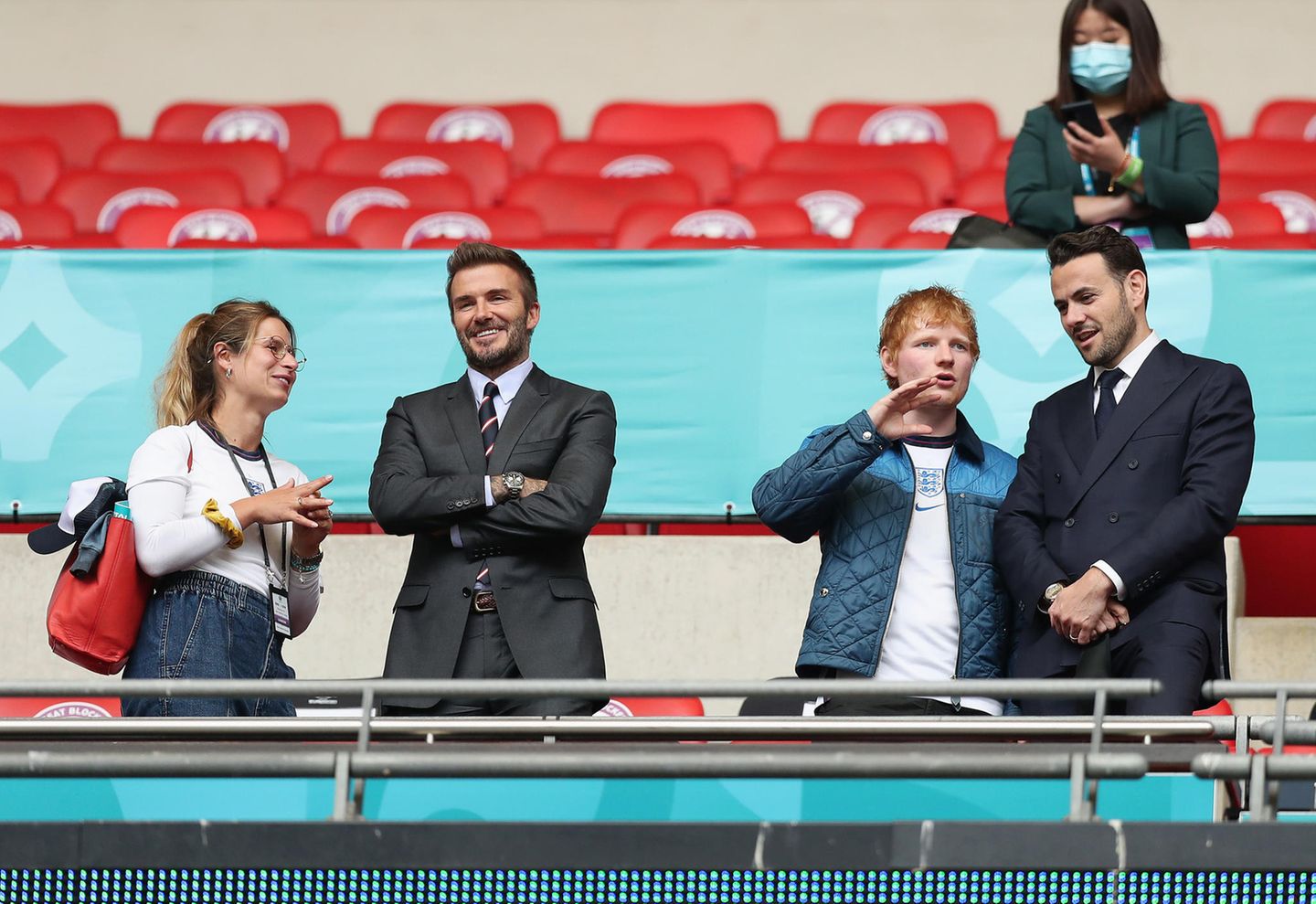 Kleines Pläuschchen vor Spielbeginn: Während sich Ed Sheeran angeregt mit einem Gast in der VIP-Loge unterhält, witzelt seine Ehefrau Cherry Seaborn mit David Beckham herum.