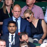 So emotional wie William und Kate sind Mike und Zara Tindall hingegen nicht, wenn es um Tennis geht. Im Juli 2017 scheint das Ehepaar während des Matchs kurz die Augen zuzumachen ...