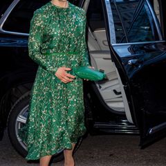 Bereits im März 2018 trug Victoria das grüne Blumenkleid zum Weltwassertag in Stockholm. Stilsicher kombiniert sie das Maxikleid mit beigefarbenen Pumps und farblich passender Clutch.