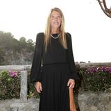 Die Modejournalistin und Autorin Anna dello Russo setzt fast immer auf schrille Outfits. Dass sie auch die klassischen Looks tragen kann, beweist sie während der Max Mara Show auf der italienischen Insel Ischia. 