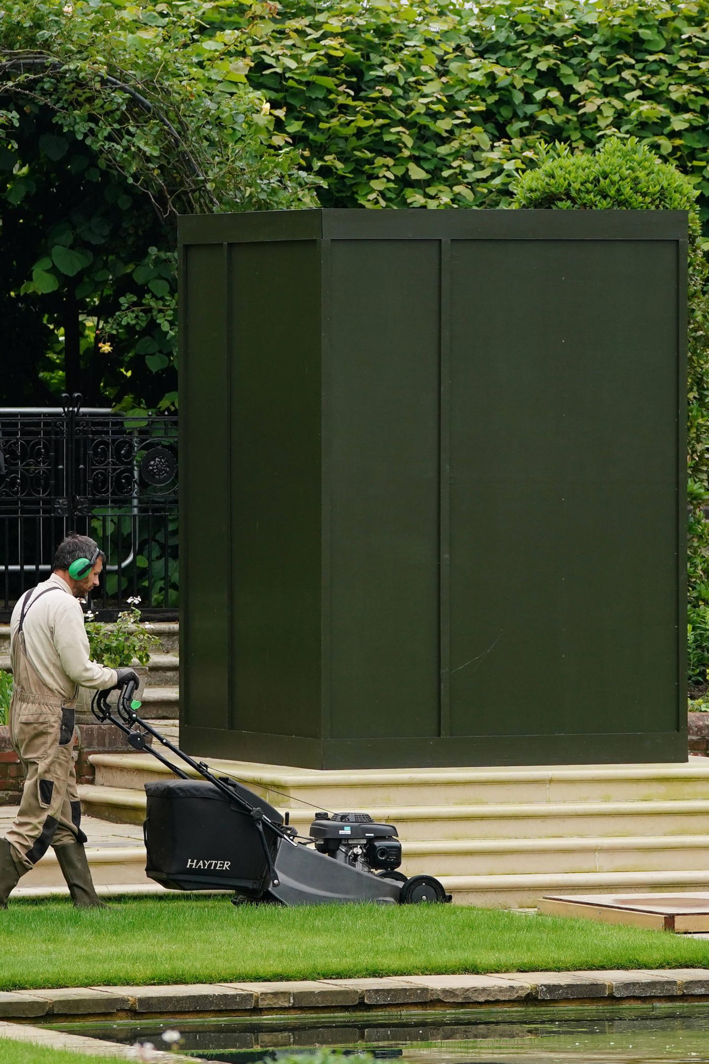 Noch ist die Statue zum Gedenken an Prinzesssin Diana im Sunken Garden des Kensington Palastes in London verhüllt.