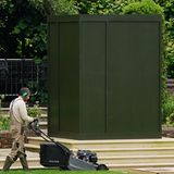 Noch ist die Statue zum Gedenken an Prinzesssin Diana im Sunken Garden des Kensington Palastes in London verhüllt.