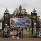 Royale Fans dekorieren den Zaun des Kensington Palastes mit Fahnen und Fotos am Vortag des 60. Geburtstag von Prinzessin Diana.