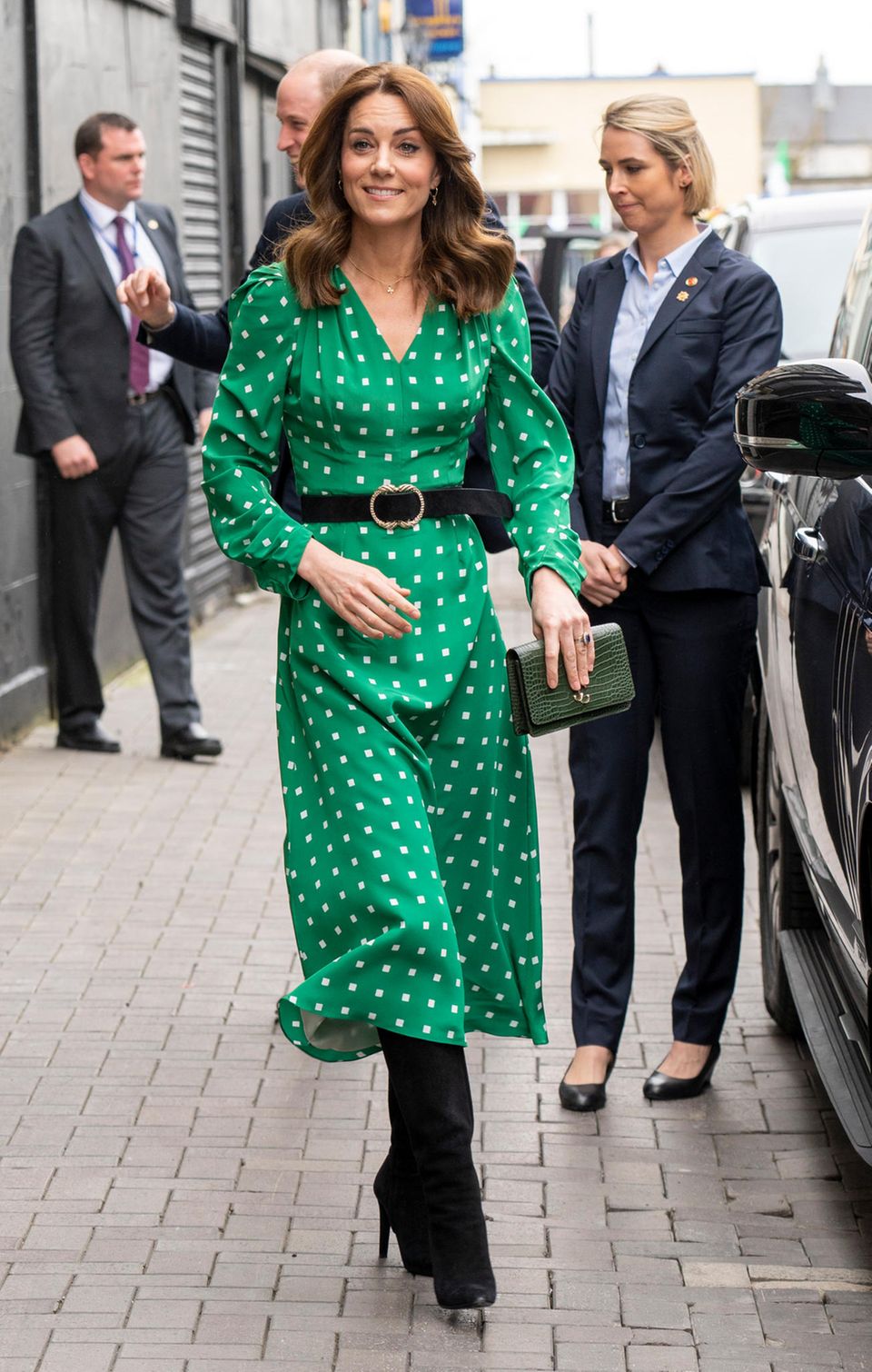 Ein seltener Anblick bei Herzogin Catherine. Kate in sommerlichen Kleidern zu sehen ist nichts Neues. Doch während sie diese in der Regel mit edlen Pumps kombiniert, fällt ihre Wahl dieses Mal deutlich winterlicher aus. Ihre schwarzen Wildlederstiefel ergänzen das Kleid perfekt und sorgen für einen erfrischenden Stilbruch. Ein seltener Anblick bei Herzogin Catherine. Kate in sommerlichen Kleidern zu sehen ist nichts Neues. Doch während sie diese in der Regel mit edlen Pumps kombiniert, fällt ihre Wahl dieses Mal deutlich winterlicher aus. Ihre schwarzen Wildlederstiefel ergänzen das Kleid perfekt und sorgen für einen erfrischenden Stilbruch.