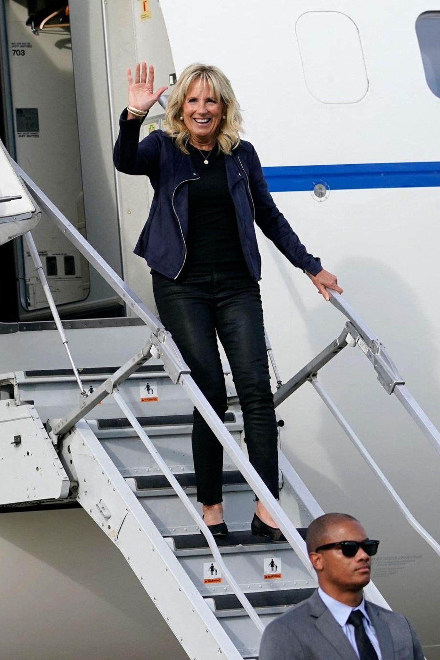 Auch Jill Biden, die amerikanische First Lady, setzt auf diese simple Outfitkombination und zeigt sich in einem ganz ähnlichen Look wie Brigitte Macron winkend am Flughafen von Houston – die legere Blau-Kombi ist also schon jetzt ein erprobter First-Lady-Style, den aber auch wir getrost nachmachen dürfen. 