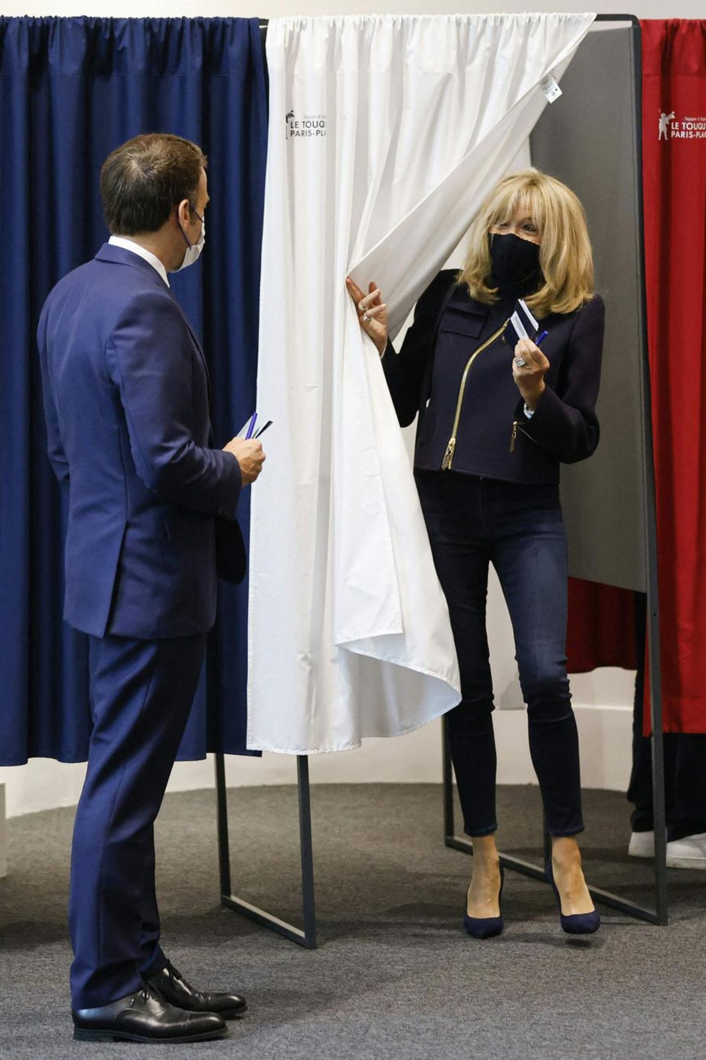 Zu den Regionalwahlen Ende Juni zeigt sich Brigitte Macron stilsicher wie immer. Sie punktet an diesem Tag mit ihrem monochromen Outfit in Dunkelblau. Langweilig? Von wegen! Mehr als eine klassische Skinny Jeans, eine coole Jacke mit Reißverschlussdetail und ein Paar High Heels braucht es manchmal gar nicht, um perfekt gekleidet zu sein! Mit dieser Idee ist sie allerdings nicht alleine ... 