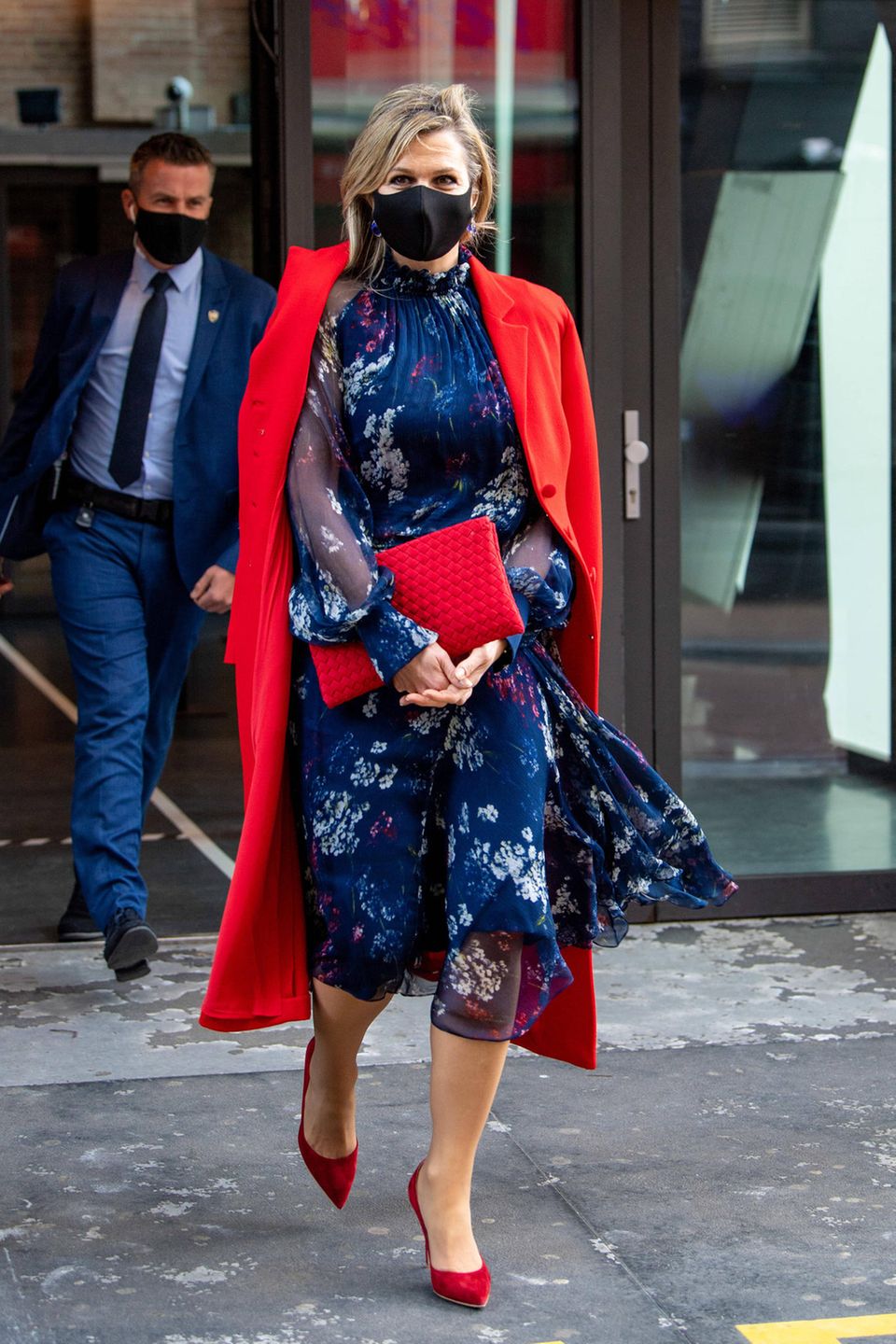 Was für eins schöner Look! Königin Máxima begeistert mal wieder mit einem floralen Sommerkleid. Dazu trägt sie knallige Pumps und eine farblich abgestimmte Clutch. Besonders auffällig ist der Mantel, der trotz seines winterlichen Schnittes in der Knallfarbe Rot sommerlich und frisch aussieht. Was für eins schöner Look! Königin Máxima begeistert mal wieder mit einem floralen Sommerkleid. Dazu trägt sie knallige Pumps und eine farblich abgestimmte Clutch. Besonders auffällig ist der Mantel, der trotz seines winterlichen Schnittes in der Knallfarbe Rot sommerlich und frisch aussieht.