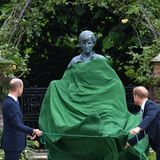 Ein feierlicher Moment, der die Brüder vereint: Gemeinsam enthüllen Prinz William und Prinz Harry die Diana-Staue im Sunken Garden des Kensington-Palastes, ihrem ehemaligen Zuhause.
