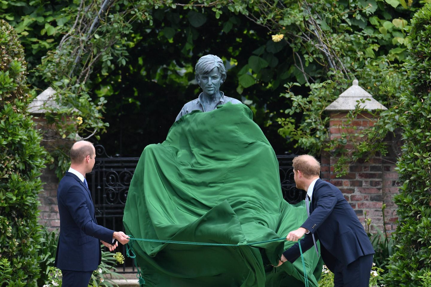 Ein feierlicher Moment, der die Brüder vereint: Gemeinsam enthüllen Prinz William und Prinz Harry die Diana-Staue im Sunken Garden des Kensington-Palastes, ihrem ehemaligen Zuhause.