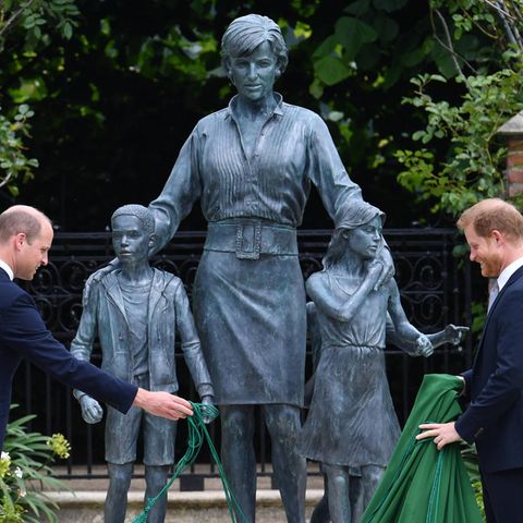 Prinz William und Prinz Harry bei der Enthüllung die Statue zum Gedenken an Prinzessin Diana im Sunken Garden des Kensington Palastes in London.