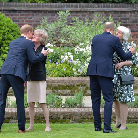 Auch Dianas ältere Schwestern Lady Sarah McCorquodale und Lady Jane Fellowes sind bei der Zeremonie im Garten anwesend und werden von ihren beiden Neffen herzlich in die Arme geschlossen.