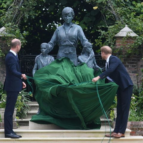 Prinz William und Prinz Harry enthüllen die neue Statue ihrer Mutter.