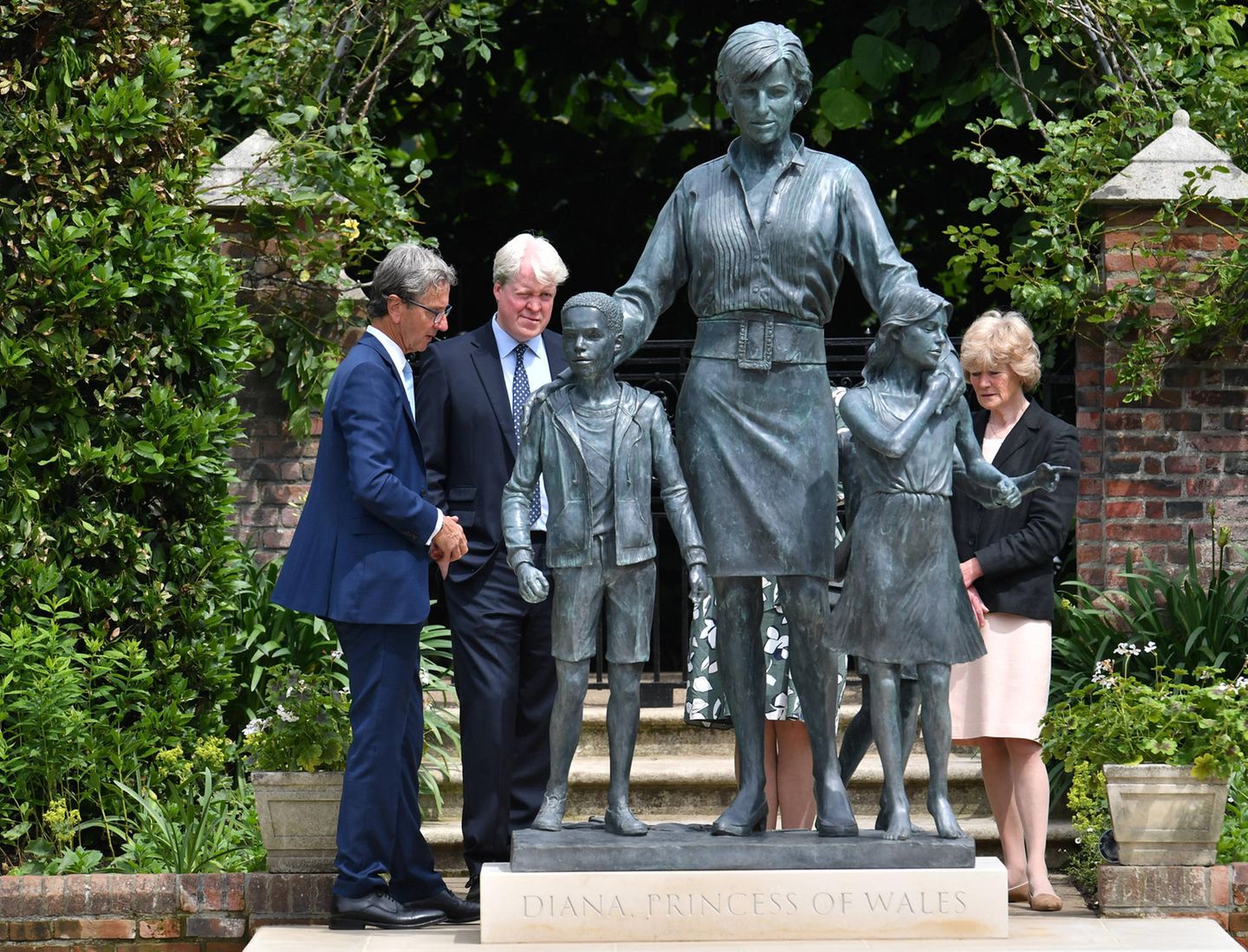 Earl Spencer und Lady Sarah McCorquodale nehmen sich nach Enthüllung der Statue Zeit, um sich zusammen mit Bildhauer Ian Rank-Broadley das beeindruckende Denkmal aus der Nähe anzuschauen. 