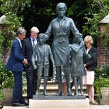 Earl Spencer und Lady Sarah McCorquodale nehmen sich nach Enthüllung der Statue Zeit, um sich zusammen mit Bildhauer Ian Rank-Broadley das beeindruckende Denkmal aus der Nähe anzuschauen. 