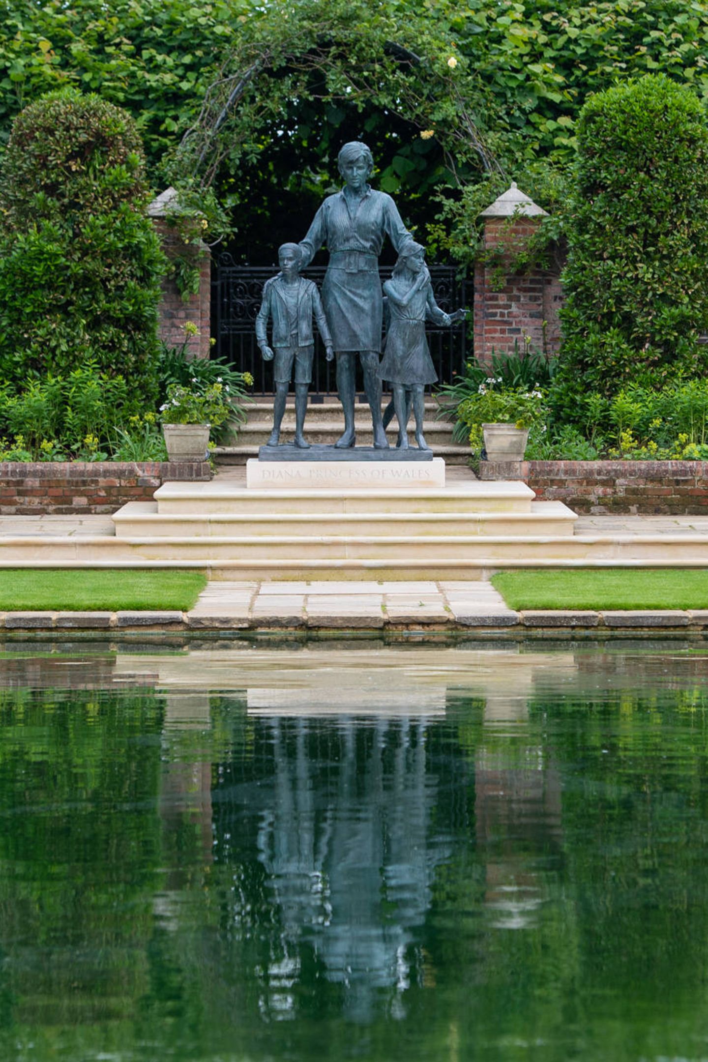 Die symbolträchtige Statue in Gedenken an Prinzessin Diana fügt sich perfekt in den wundervollen Sunken Garden ein. 