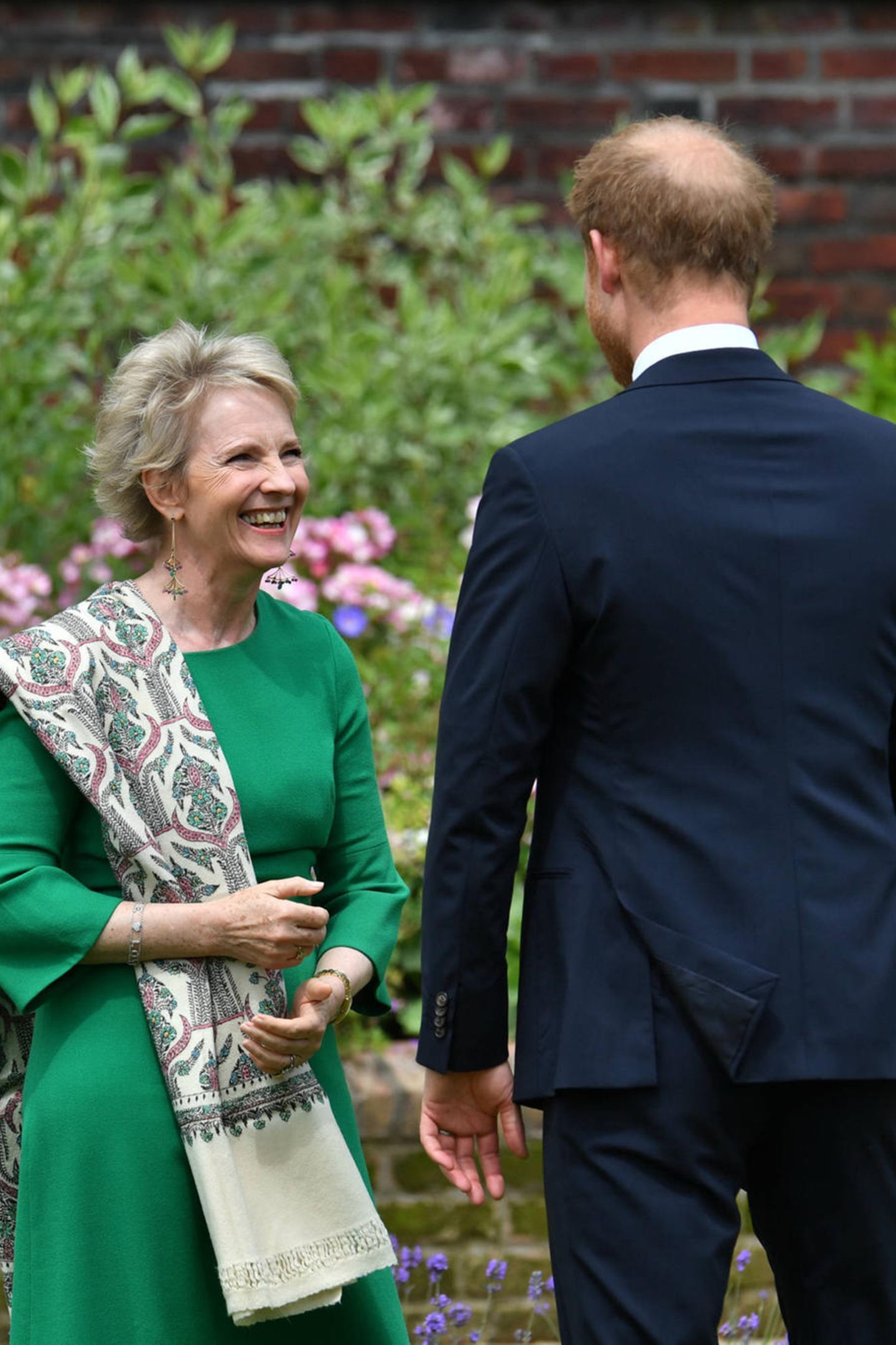 Auch Dianas engste Freundin Julia Samuel gehört zu den ausgewählten Gästen an diesem besonderen Tag. Sie freut sich sichtlich über das Wiedersehen mit Prinz Harry. Gemeinsam ehren und feiern sie Prinzessin Diana an ihrem 60. Geburtstag. 