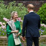Auch Dianas engste Freundin Julia Samuel gehört zu den ausgewählten Gästen an diesem besonderen Tag. Sie freut sich sichtlich über das Wiedersehen mit Prinz Harry. Gemeinsam ehren und feiern sie Prinzessin Diana an ihrem 60. Geburtstag. 