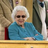 1. Juli 2021  Queen Elizabeth zeigt sich ausgelassen wie selten bei der "Royal Windsor Horse Show", während sie als Zuschauerin das Pferdesport-Event in Windsor verfolgt. Nach dem harten letzten Jahr der Pandemie und dem Tod ihres geliebten Ehemannes, Prinz Philip, lässt der Anblick der fröhlichen Königin das royale Fanherz regelrecht aufgehen.