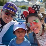 Gemeinsam mit Freunden und ihren Kids machen Cash Warren und Jessica Alba das Disneyland-Resort unsicher. Stilecht mit Mausohren und Mickey-Maus-Cap flitzen sie von Karussell zu Karussell. Ein ganz besonderer Tag, auf den die Familie rund drei Jahre warten musste, wie Jessica Alba auf Instagram verrät: "Es ist Hayes erstes Mal hier!" Durch die Corona-Krise war es lange Zeit nicht möglich, einen Ausflug in den Freizeitpark zu machen. Jetzt holen sie das aber nach und zeigen ihrem dreijährigen Sohn die tollsten Attraktionen, die das Disneyland zu bieten hat.