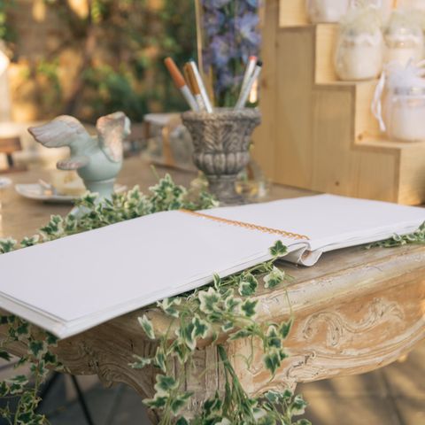 Hochzeitsgästebuch: Gästebuch liegt auf antikem Tisch