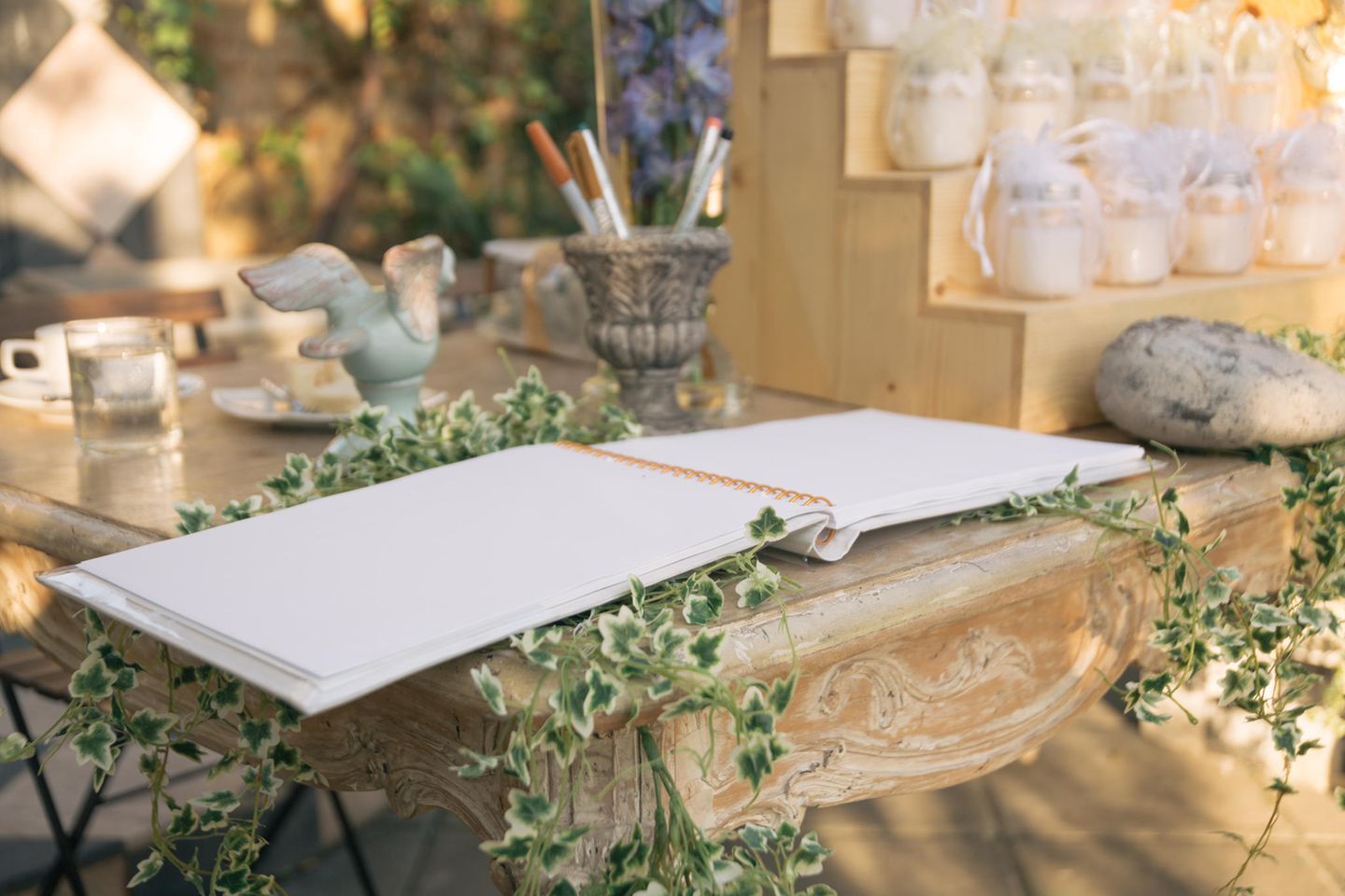 Hochzeitsgästebuch: Gästebuch liegt auf antikem Tisch