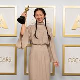 Als erste Person of Color gewinnt Chloé Zhao den Oscar 2021 in der Kategorie "Beste Regie" für den Film "Nomadland". Damit gehört sie neben Kathryn Bigelow bislang zu den einzigen zwei Frauen, die in dieser Kategorie jemals mit einem Oscar ausgezeichnet wurden.