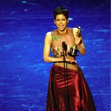 Dieses Foto geht um die Welt und sorgt für einen Gänsehautmoment: Halle Berry gewinnt im Jahr 2002 als erste afroamerikanische Frau den Oscar als "Beste Hauptdarstellerin". Auf der Bühne im Kodak Theater lässt sie ihrer Freude und ihren Gefühlen freien Lauf und zeigt sich sichtlich überwältigt. Ausgezeichnet wird sie für ihre schauspielerische Leistung im Film "Monster's Ball" an der Seite von Heath Ledger und Billy Bob Thornton.
