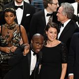 Voller Freude nimmt der Cast des Kino-Hits "Moonlight" den Oscar in der Kategorie "Bester Film" entgegen. Damit ist er der erste LGBTQIA*-Film überhaupt, der im Jahr 2017 mit einem der begehrten Goldjungen ausgezeichnet wird. In einer flammenden Rede dankt Regisseur Barry Jenkins dem Komitee und den vielen Fans des Filmdramas, das rund um das Erwachsenwerden eines schwulen Afroamerikaners handelt.
