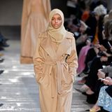Als Halima Aden im Februar 2017 für Max Mara über den Catwalk läuft, ist sie in der Modelbranche schon längst ein Star. Die Amerikanerin mit somalischen Wurzeln trägt Hijab und  repräsentiert einen neuen Sinn für Diversität in der Modewelt. In 2019 ist Halima Aden die erste Hijab tragende Frau auf dem Cover der beliebten Ausgabe der "Sports Illustrated Swimsuit", die darauf außerdem in maßgeschneiderten Burkinis zu sehen ist. Doch im November 2020 kehrt sie dem Modelmetier den Rücken – ganz zur Überraschung ihrer vielen F ans. Die Branche habe sie gezwungen, gegen ihren Glauben zu handeln, so Halima Aden.